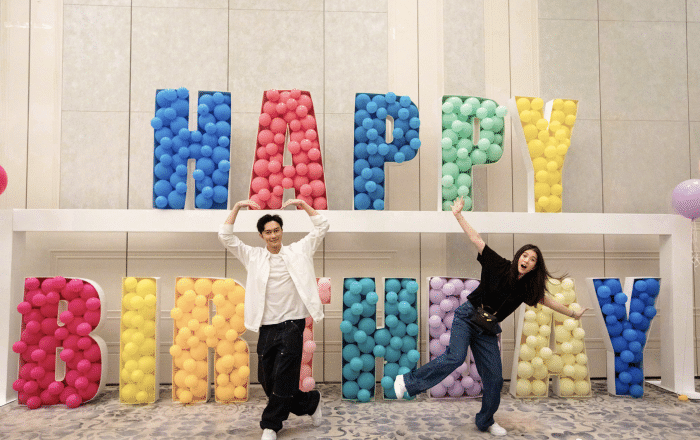 张智霖夫妇偶遇张艺兴，三人合影留念，无滤镜下袁咏仪素颜显沧桑