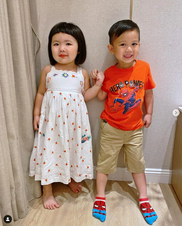 胡杏儿老公晒大儿子和李璨琛女儿牵手照，奕霆仔表情搞怪太萌了