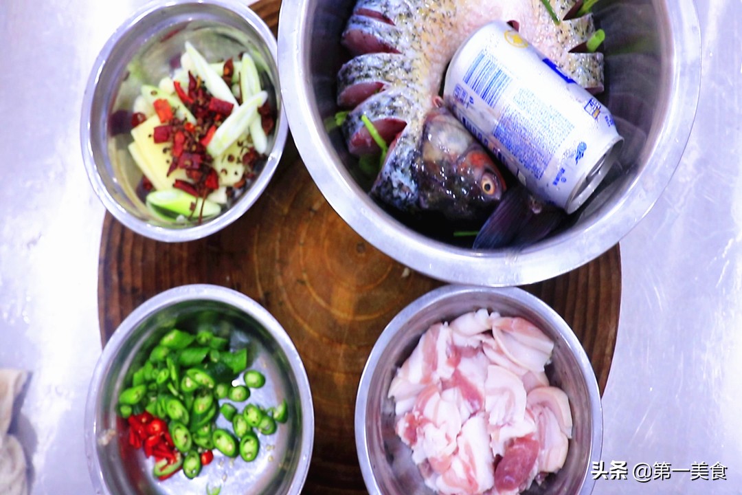 1 grass carp and 1 can of beer, so I can still eat it like this!  Appetizing and greedy, hungry before finishing watching