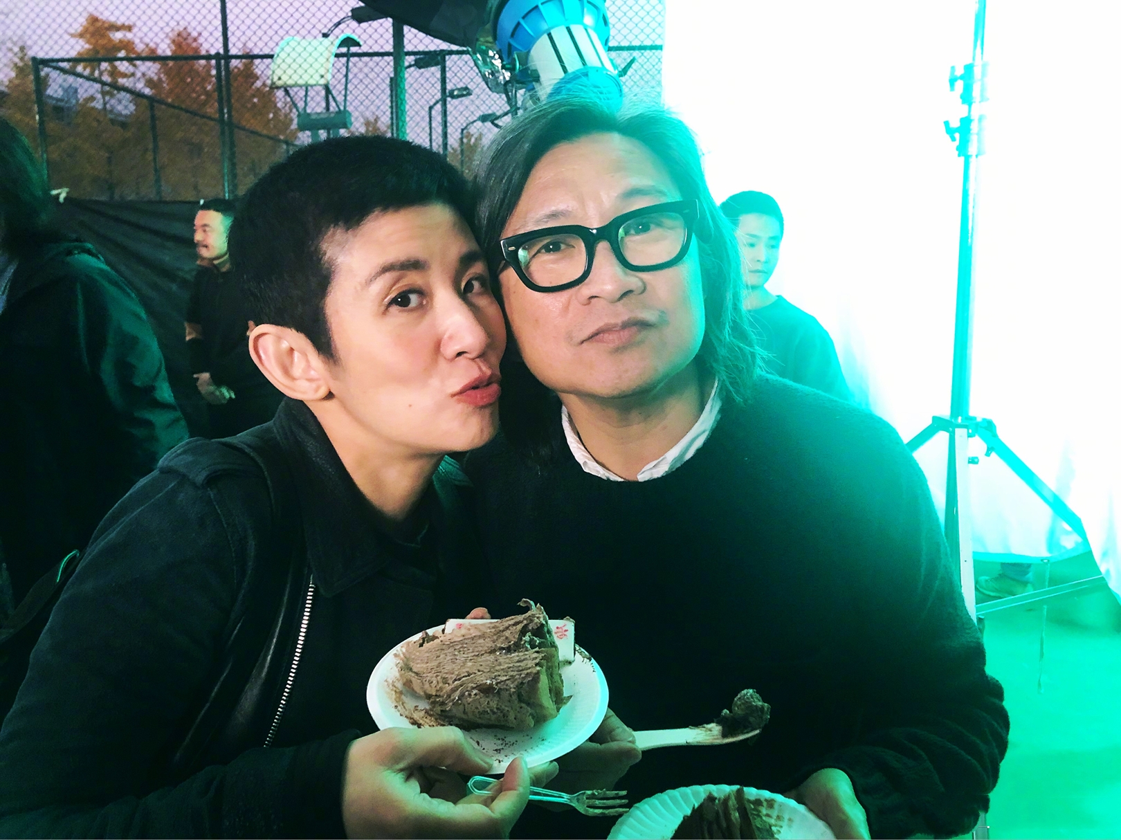 吴君如晒夫妻合影罕见秀恩爱，幽默吐槽陈可辛探班是为蹭剧组盒饭