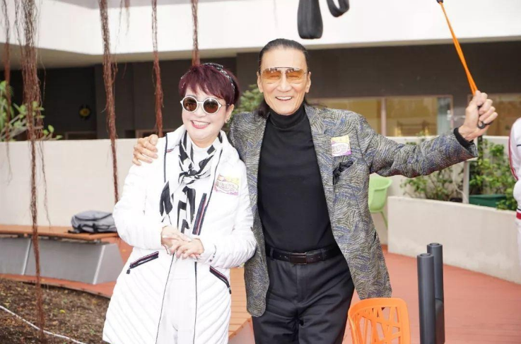 84岁谢贤终于摘下墨镜，面瘦肌黄似农民，喉咙大