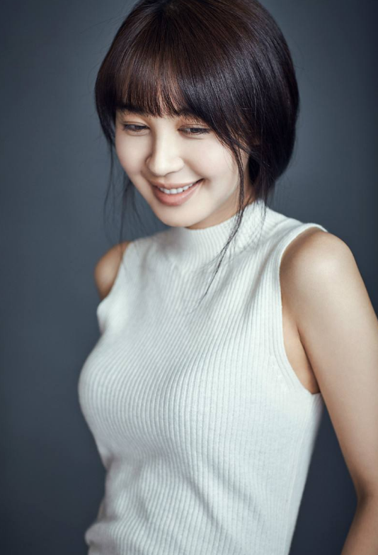 自从和黄晓明分手后，“人间尤物”般存在，b