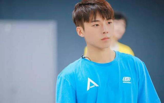 恋情|高嘉朗公开恋情！与女友从19岁开始交往 曾多次称自己单身欺骗粉丝