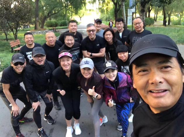 65岁周润发坚持跑步，头发花白但精神矍铄，与外籍友人亲切合影