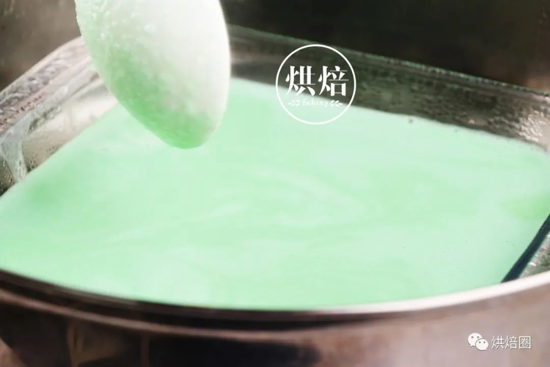 這綠綠的木薯千層糕好清新在東南亞很出名吃起來又糯又潤