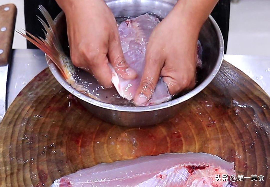 图片[2]-【剁椒鱼块】做法步骤图 鲜嫩可口 香辣下饭-起舞食谱网