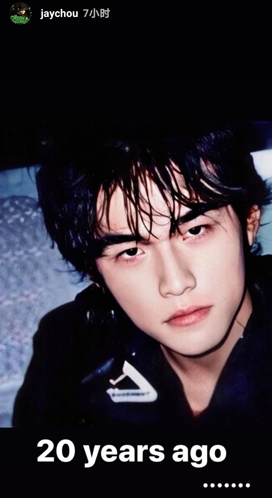 周杰伦出道20周年晒青涩旧照，清新俊逸，网友自称一直都是颜粉