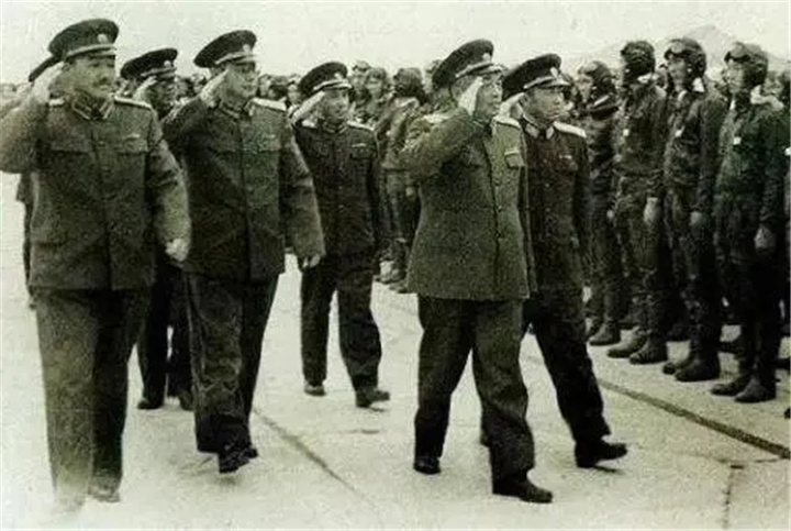 1955年粟裕调空军入闽，伟人在杭州听闻大怒：谁做的决定