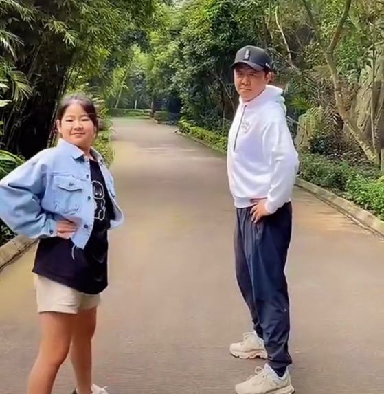 郭涛罕晒9岁女儿，五官像爸打扮显土气，13岁哥哥逆袭成帅哥
