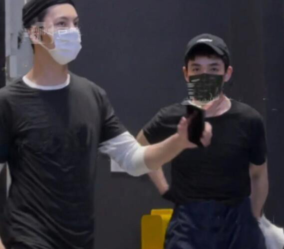 友情变爱情？李易峰金晨相约一起玩游戏，两人多件同款衣服被扒出