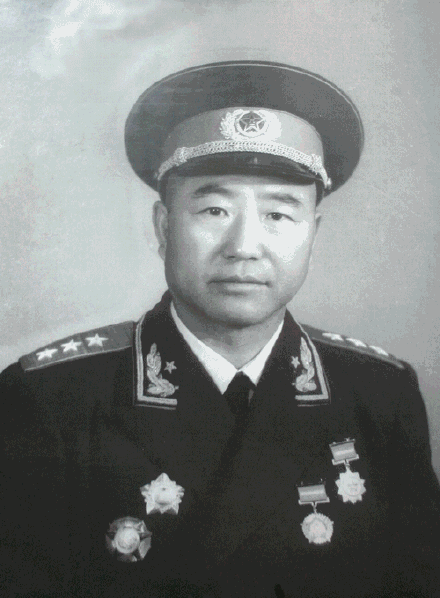 他是国民党军长，1948年在河北自杀，麾下两个师长成新中国大校