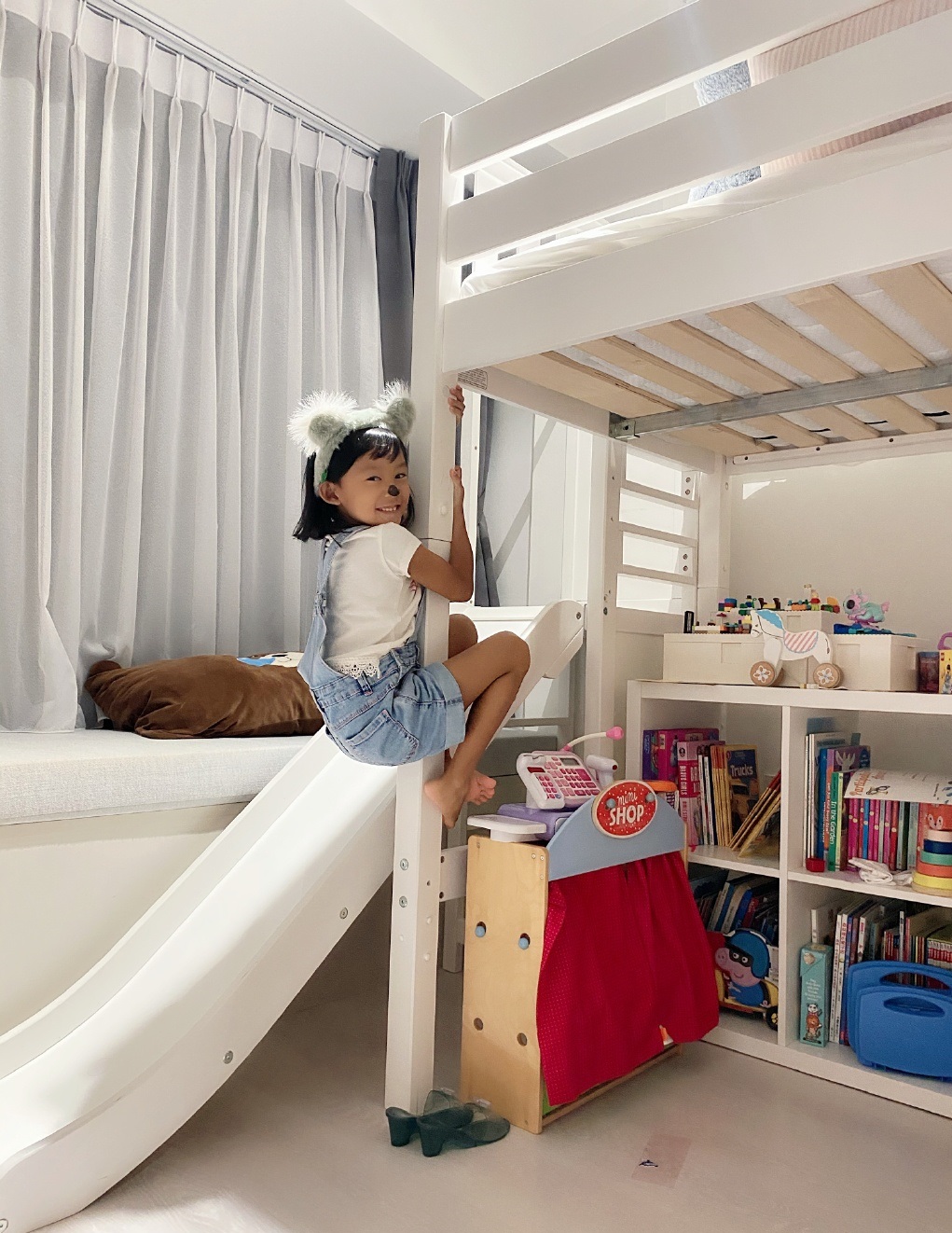 立威廉晒女儿萌照，Harper变呆萌小考拉，打扮变丑依然美得不得了