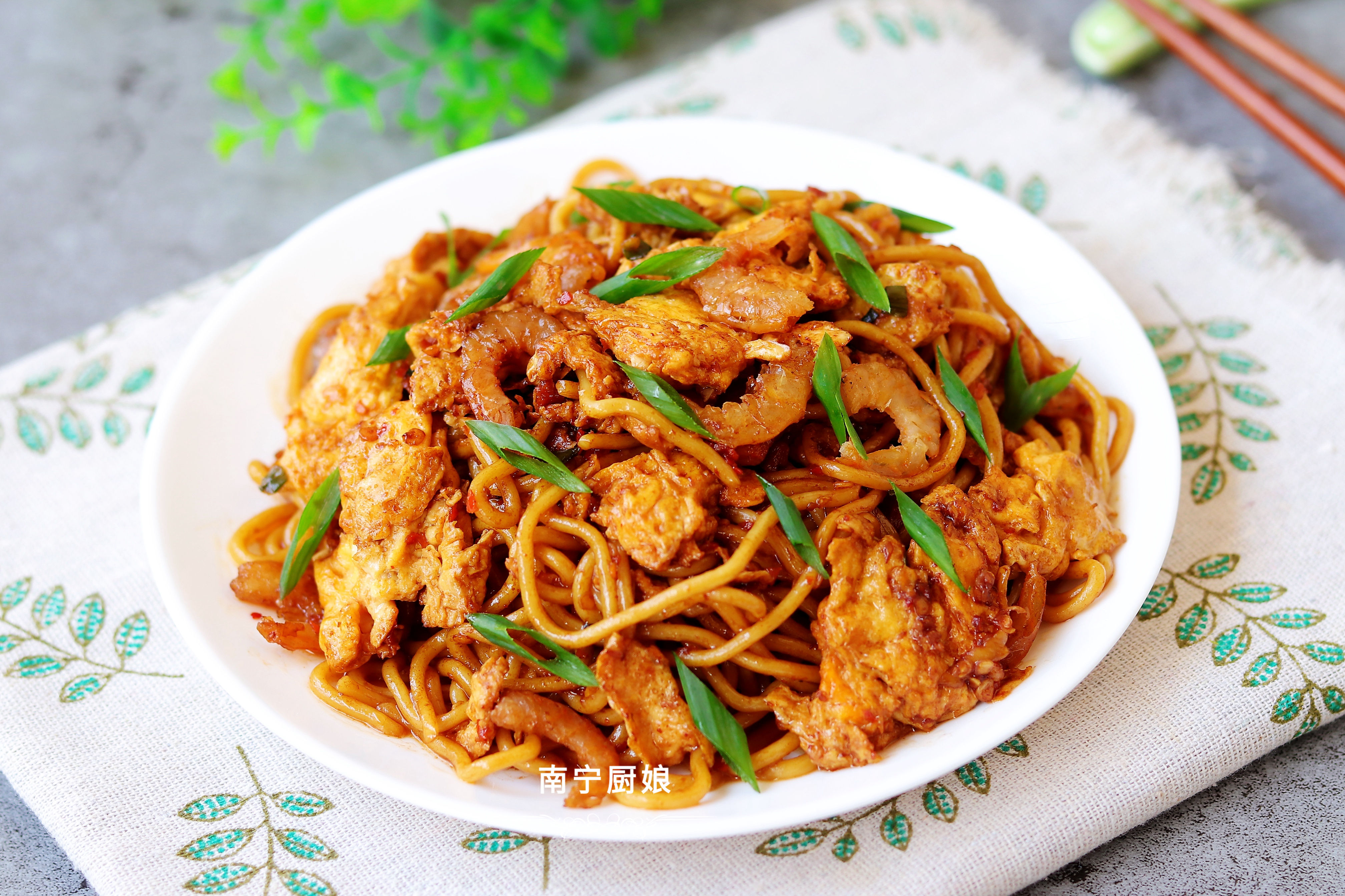 做炒麵很多人第一步就做錯了，難怪不好吃，酒店大廚教你正確做法