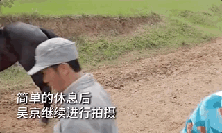 吴京拍戏头朝地坠马，面部充血发红，要求剧组不要让老婆谢楠知道