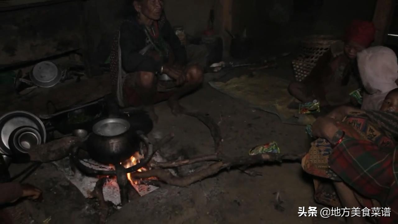 带点泡面看望尼泊尔山区穷人，主人用家中一斤
