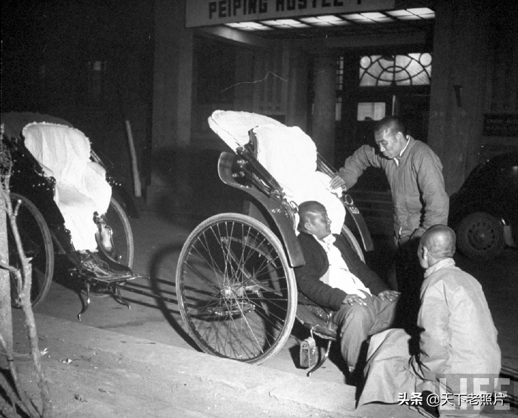 1946年北京的人力车夫老照片“车王”原是位大清王爷
