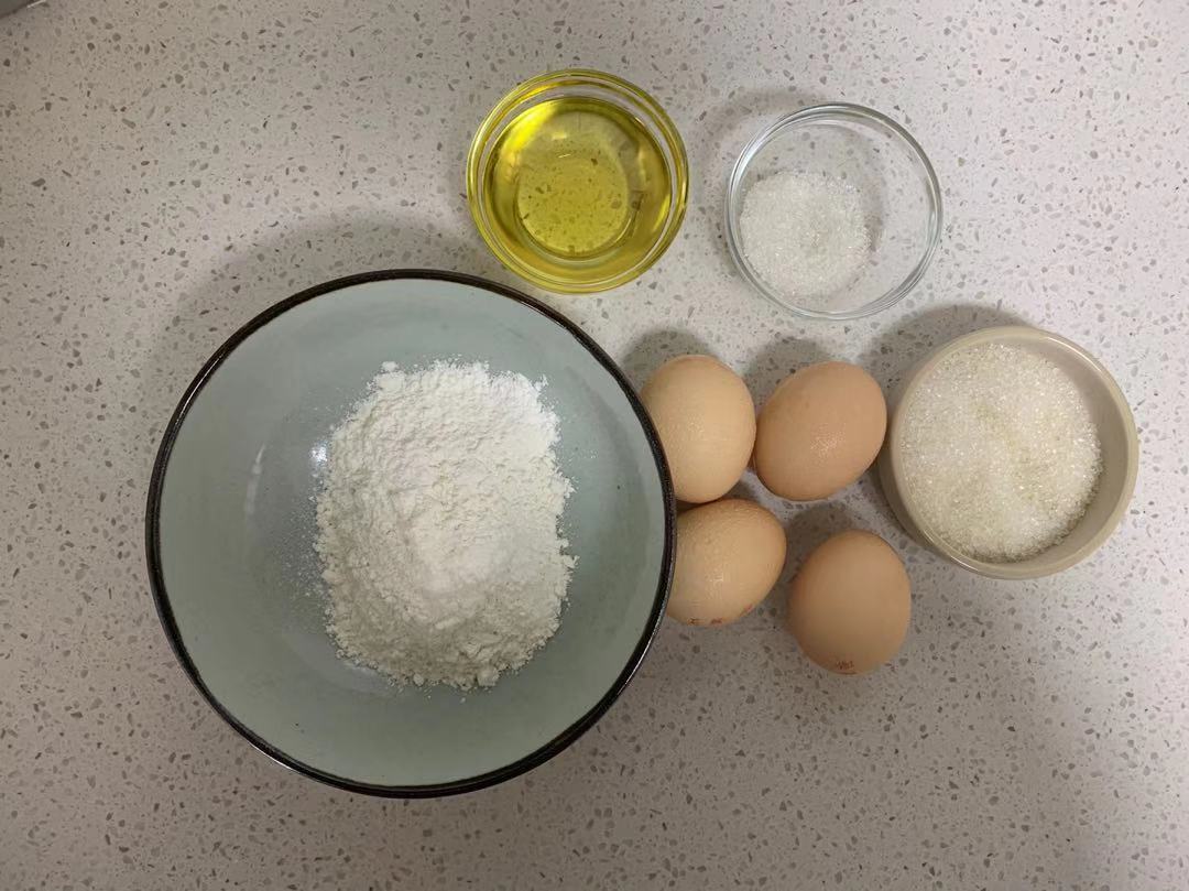 這蛋糕比肉鬆麵包還好吃，奶香濃郁，細膩香軟，咬一口還爆漿