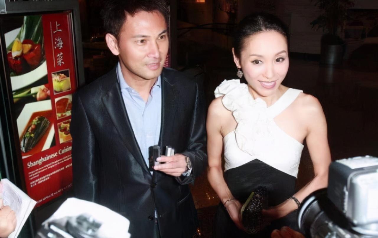 郭可盈一家過萬聖節，49歲女富豪保養好，為拍照出動四五台相機