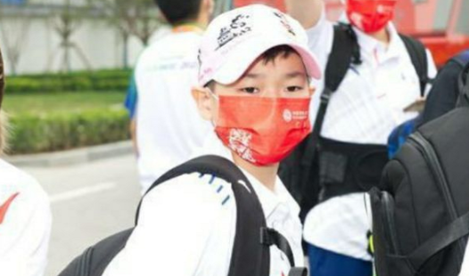 争议！曝全红婵师哥蹭热度，朝粉丝索要礼物，才给发现场视频