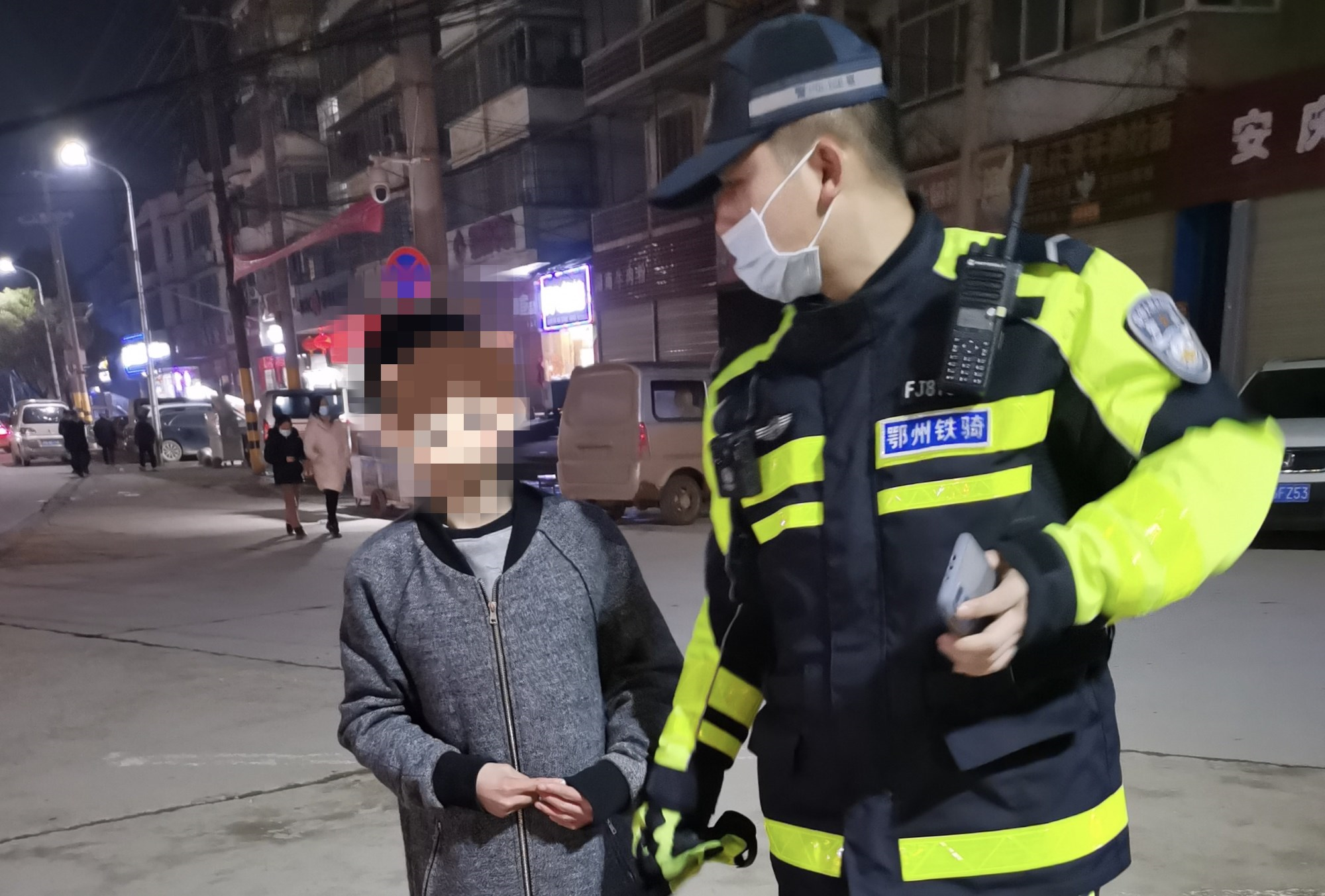 小男孩外出走失  鄂州公安临空铁骑队助其回家