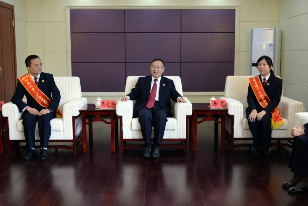 云南法治新闻人物颁奖 曲靖检察干警杨雯获评“2019年度云南十大法治新闻人物”
