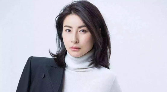 郭晶晶与家人出行，带娃问题引关注，网友：豪门媳妇地位这样？