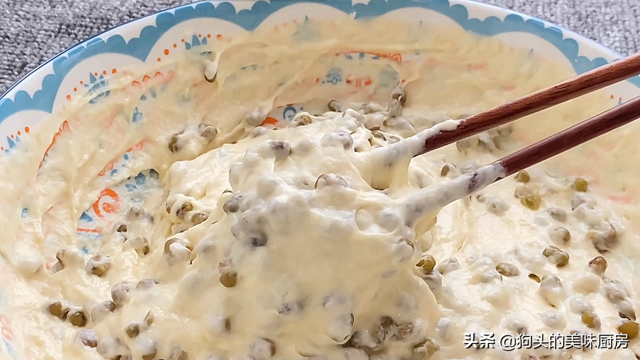 夏天多吃绿豆，教你一个做法，加2个鸡蛋进去，出锅香甜又暄软