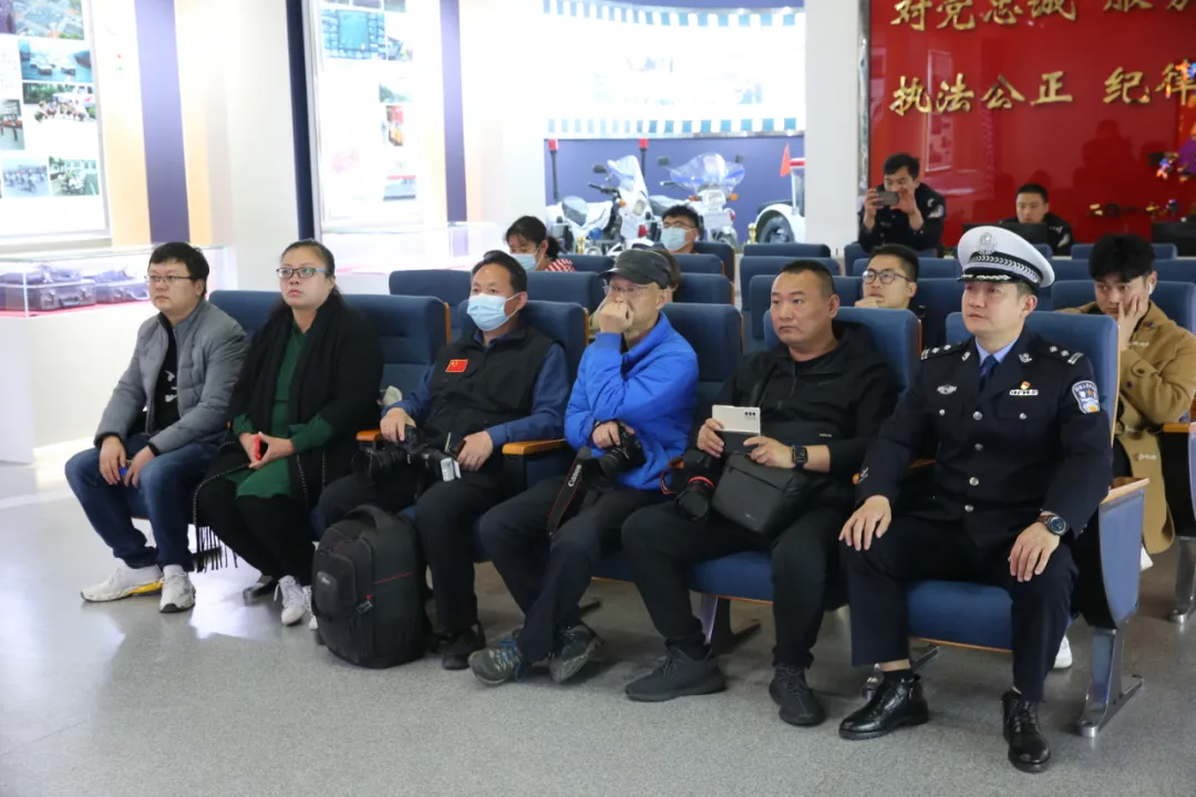 向党和人民报告——临沂交警铁骑大队举办警营开放日活动