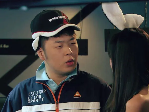 同样客串《爱情公寓》，胡歌、何炅0片酬，而他