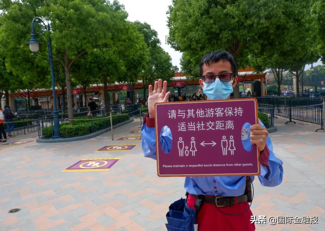 上海迪士尼重新开放首日初体验：隔排就坐玩项