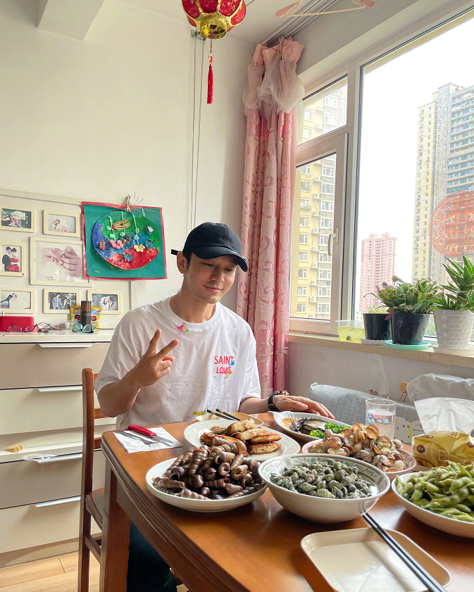 黄晓明在姥姥家吃饭晒与家人合照，并且说终于不用自己做饭了