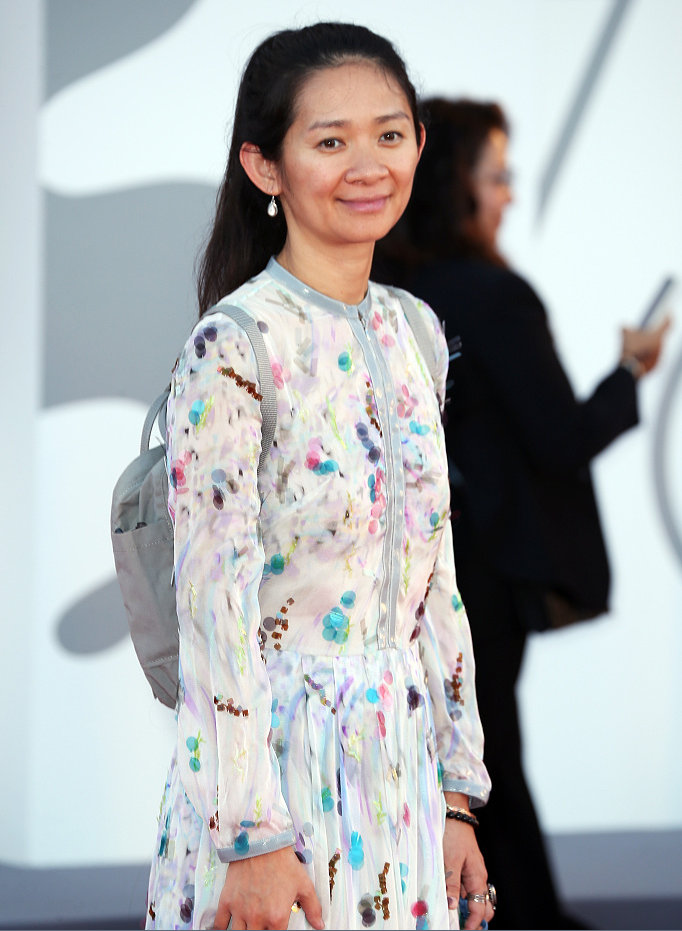 中国女导演素颜走红毯真胆大！穿碎花裙背着双肩包，比巩俐还自信