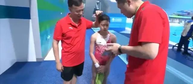 无敌小可爱！全红婵一句话哄堂大笑，何教练低调的回应让人很放心