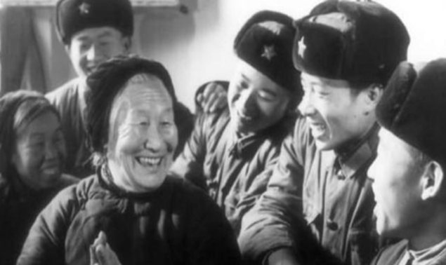 开国中将刘忠回乡寻母，却发现母亲沿街乞讨，痛哭大呼：儿不孝啊