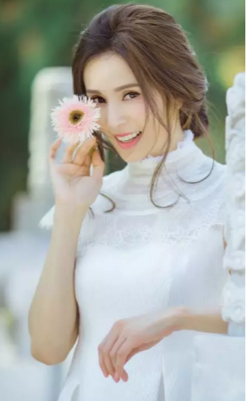 李若彤晒出自己的照片，网友看到后大呼：这不是一般能驾驭的