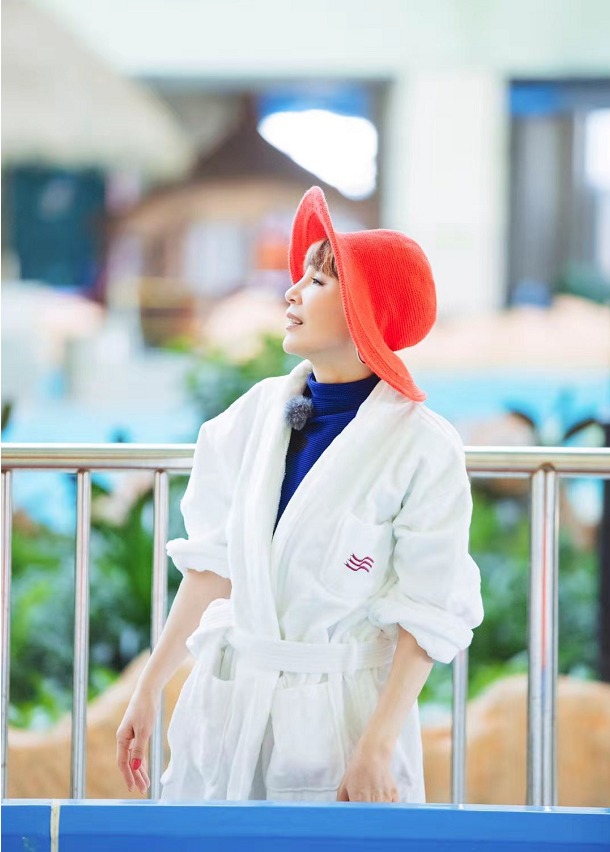 吴刚妻子才叫会保养，一把年纪了脸还溜光水滑