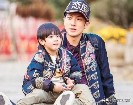 吳尊的兒子越長越帥氣，和吳尊拍合照，氣場大開