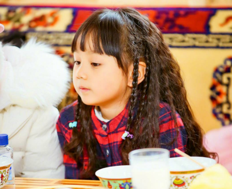 女大十八变！9岁的小山竹美得让人认不出，面对镜头表现力十足