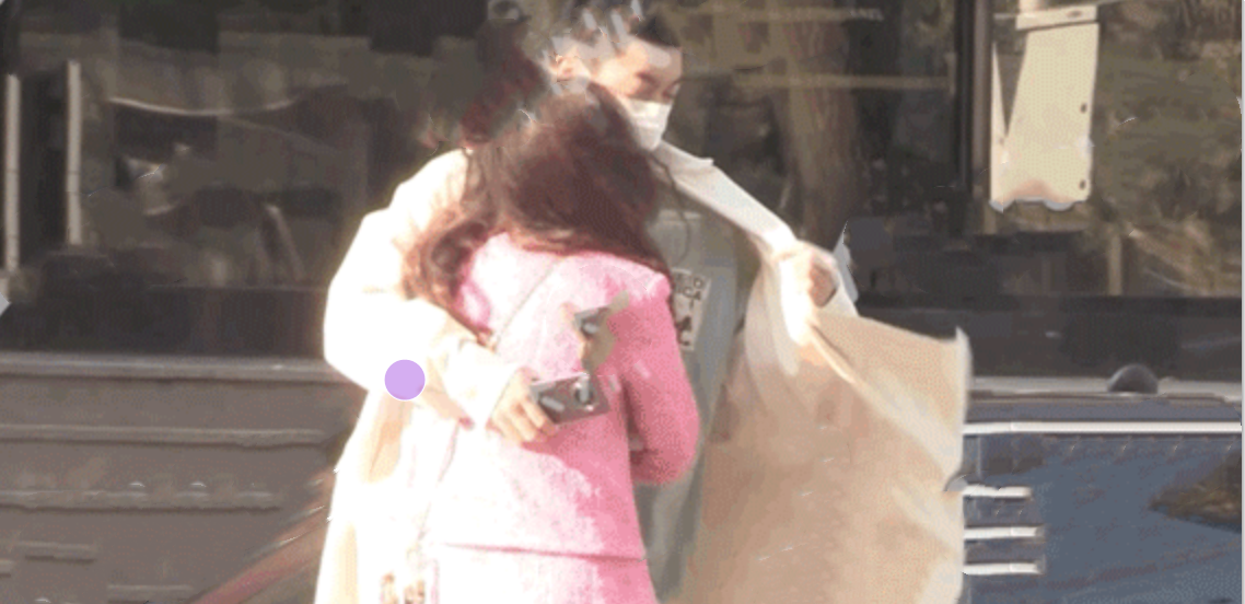 杜江夫婦在街邊等車，霍思燕投進老公懷裡取暖，感情恩愛羨煞旁人