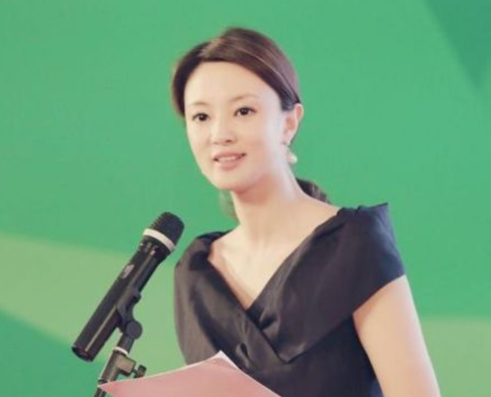 央视美女主持刘芳菲豪宅曝光，身后肖像画显眼，宝石摆件不一般