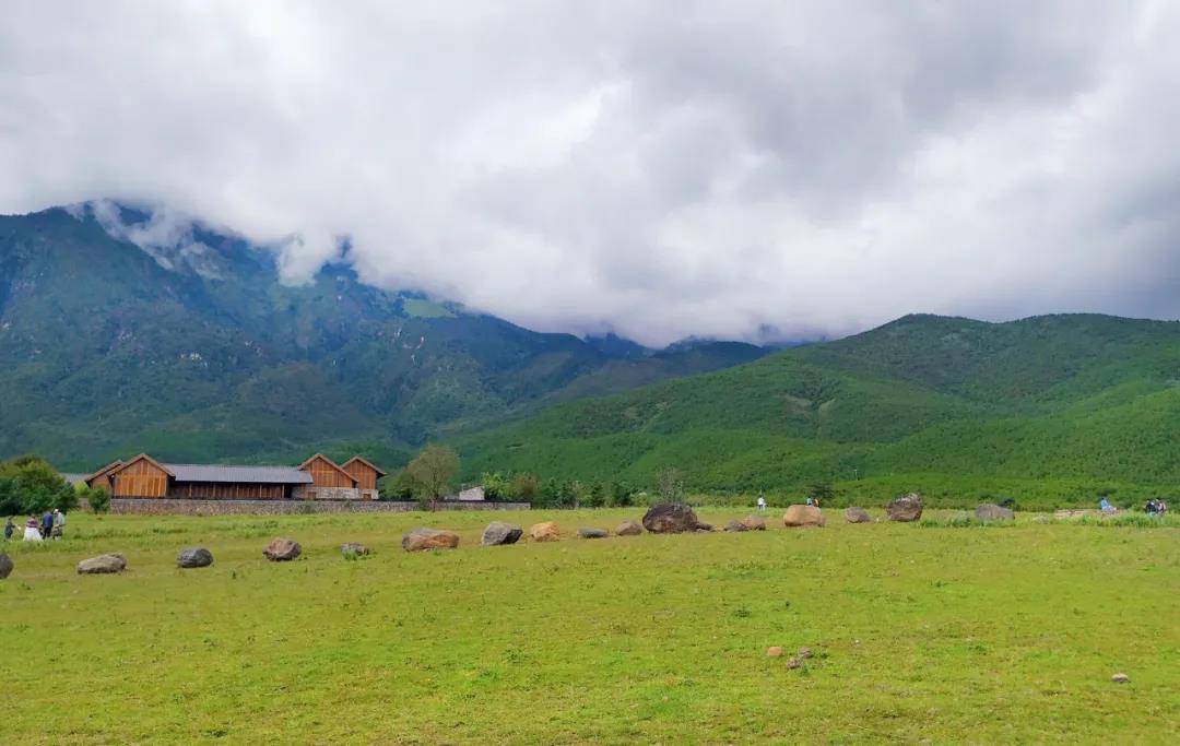 The village of Lijiang is full of stones. The American botanist has lived here for 27 years and is unmarried all his life.