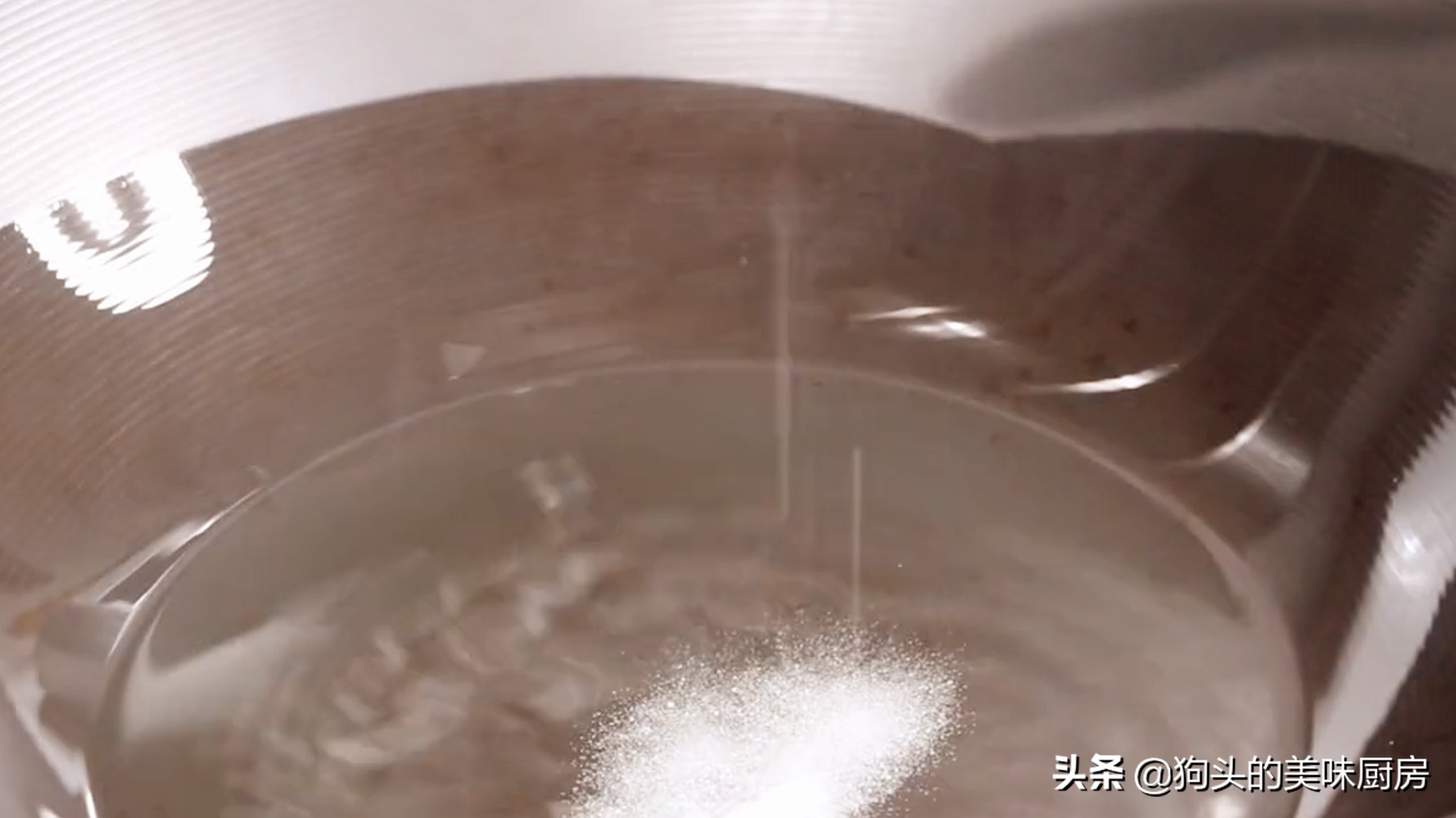 乾煸豆角有人焯水或直接炒，怪不得不好吃，教你一招，鹹香又入味