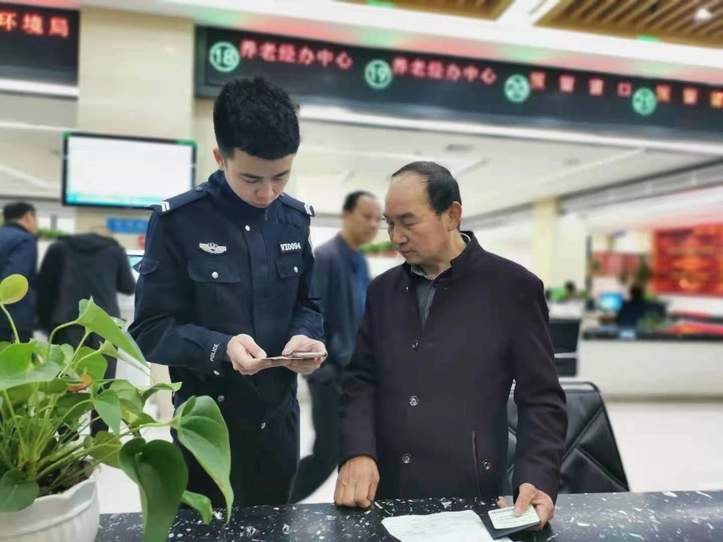 「我为群众办实事」岚皋交警：服务零距离 岚皋交警手把手教群众手机办理业务