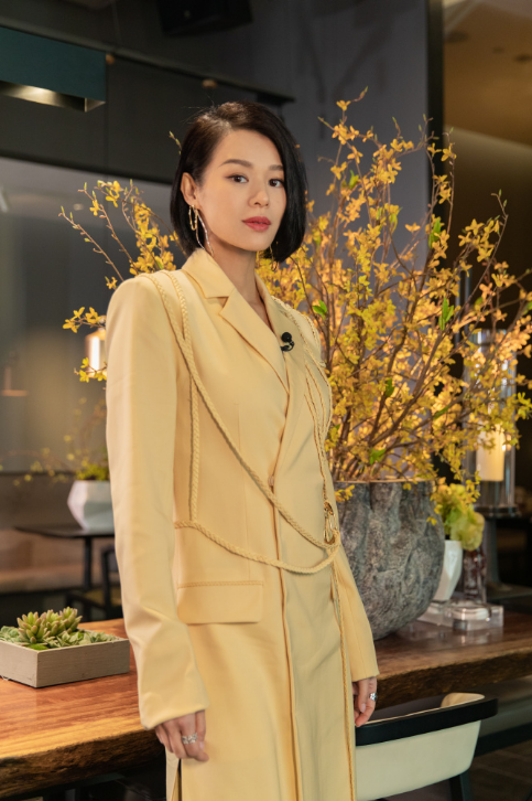 三胎孕媽胡杏兒帶兒子工作，穿著寬鬆巧遮孕肚，單手抱娃臂力足