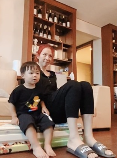 蔡少芬在家戏弄儿子，意外曝光豪宅内景，酒柜中几十种美酒很抢眼