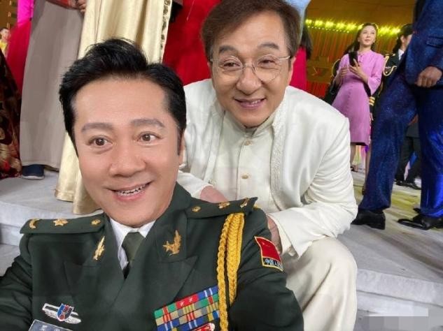 汇演后台太精彩！成龙胡歌罕见露面，高圆圆佟丽娅都穿红裙好优雅