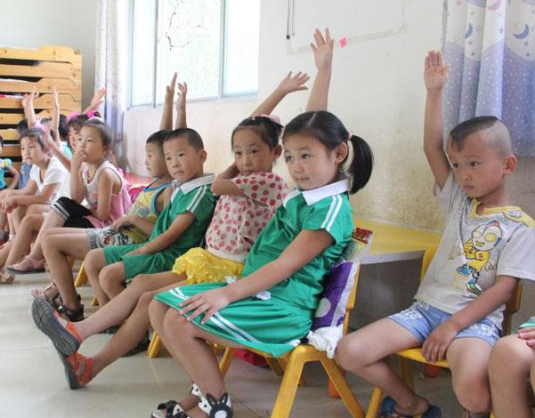 看完女兒幼兒園演出，媽媽再不敢隨便讓她穿裙子了，危險太難防