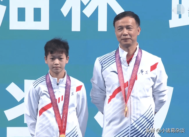 全红婵太火了！奥运冠军在线追星，师姐现场求合影，教练也被逗乐