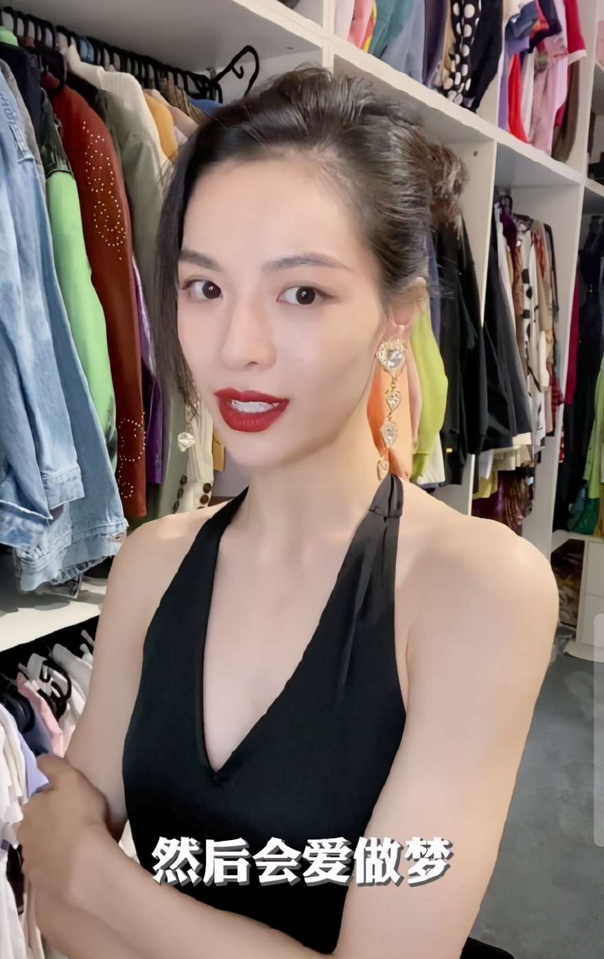 钟楚曦在线晒复古耳环收藏，秒变时髦港风女郎，高贵冷艳还有故事