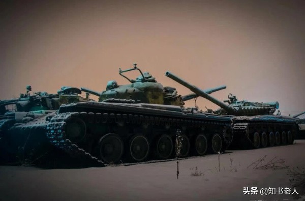 实拍俄罗斯坦克储备场，T-72全面保养，为何更先进的T-80被荒废？